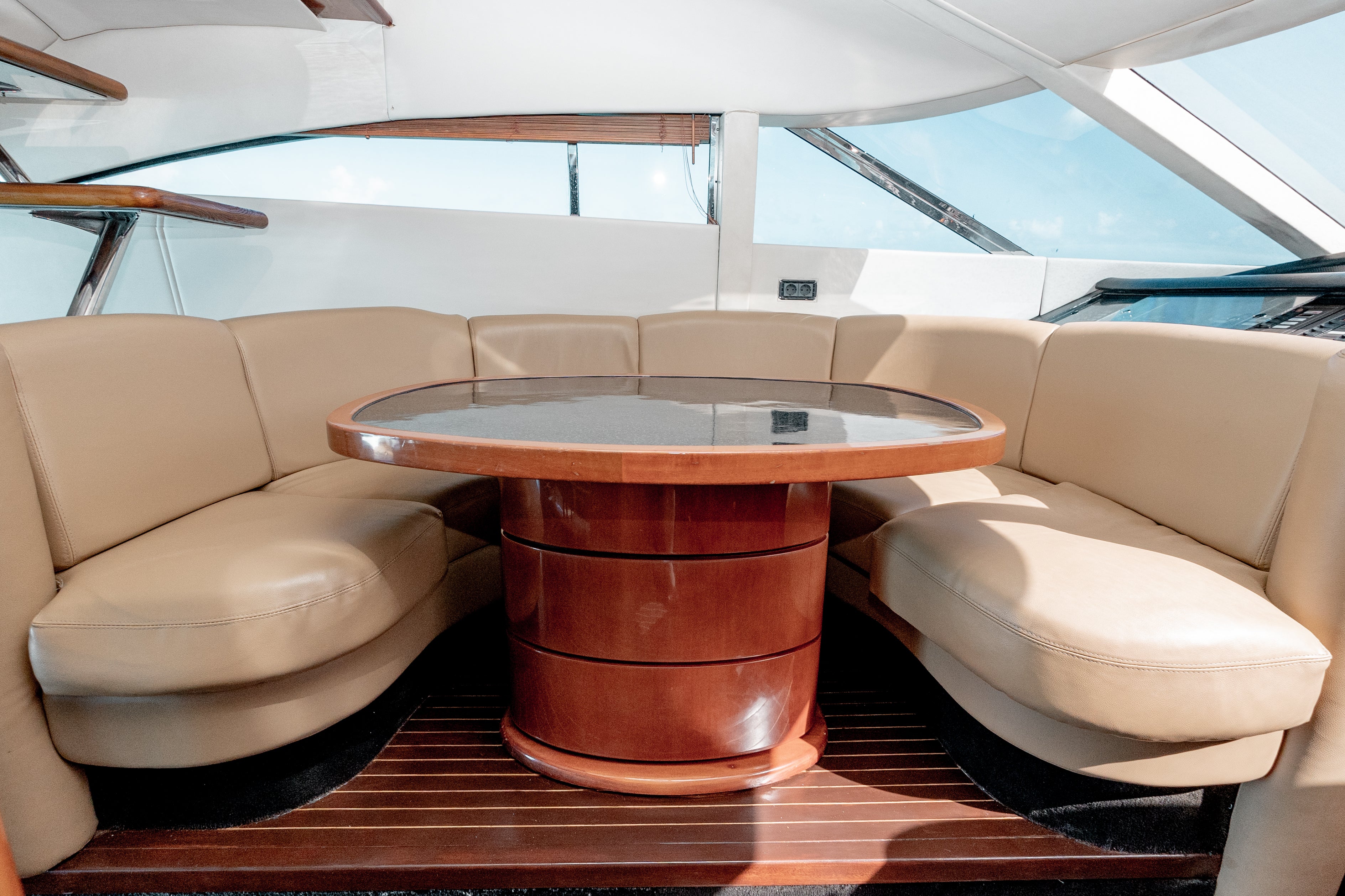 Belleza 68ft | Lujo Europeo y Distinción para 20 Pasajeros