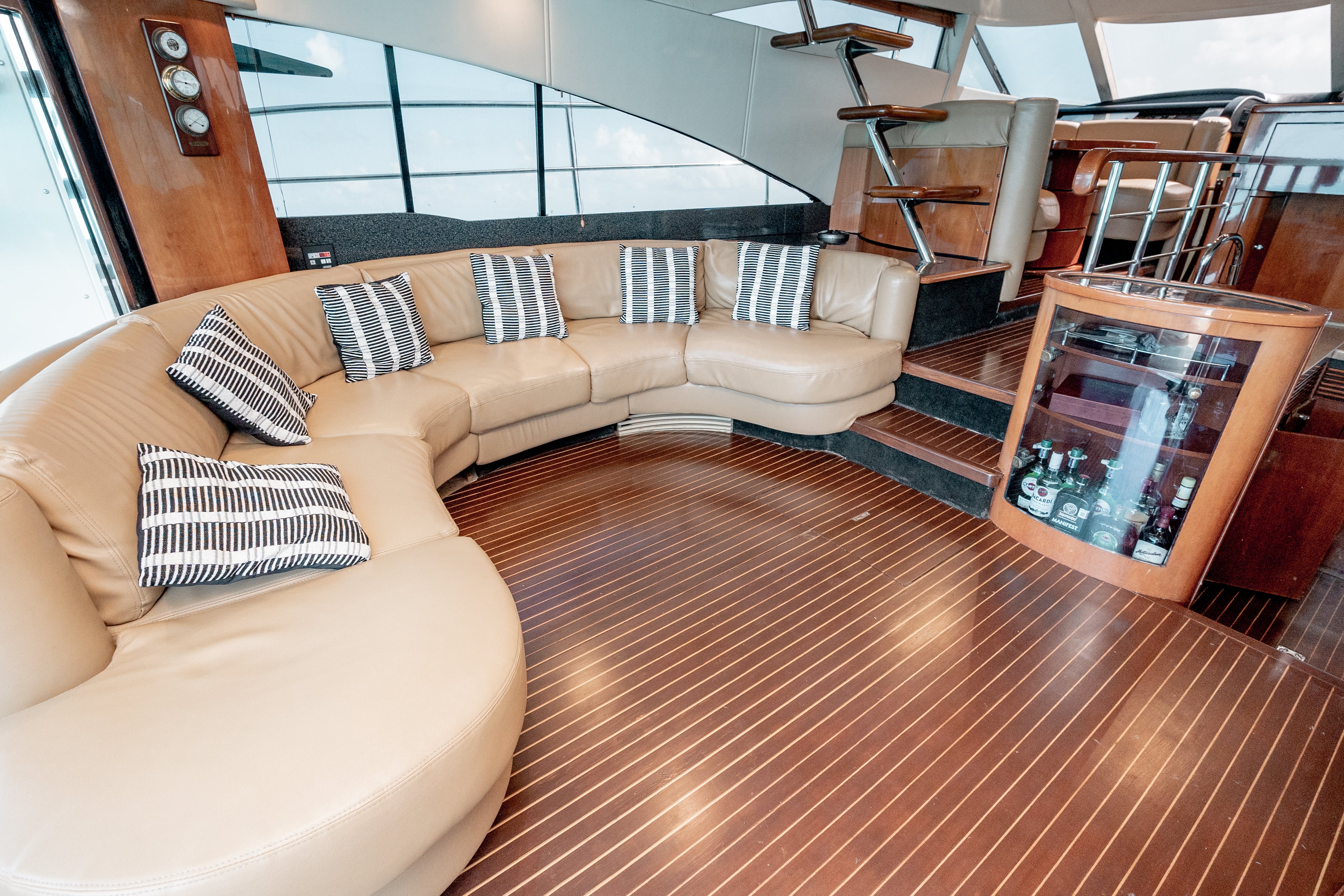 Belleza 68ft | Lujo Europeo y Distinción para 20 Pasajeros
