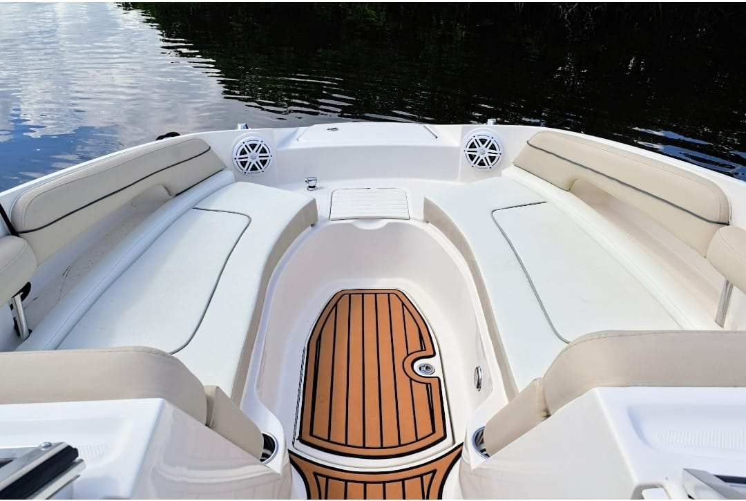Bote Tri 26ft | Diversión y Espacio para 10 Pasajeros