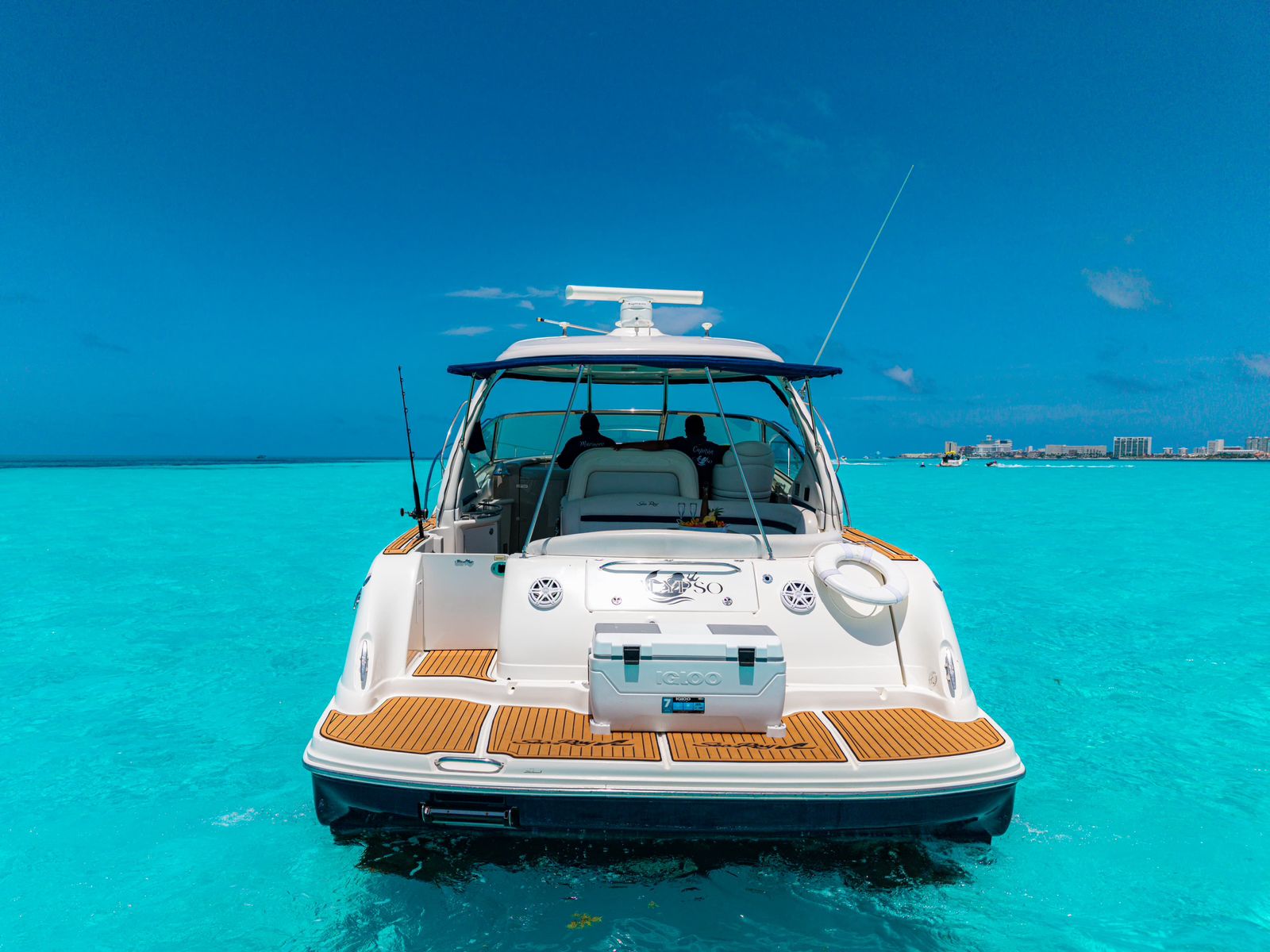 Calypso 44ft | Lujo Moderno y Estilo para 15 Pasajeros