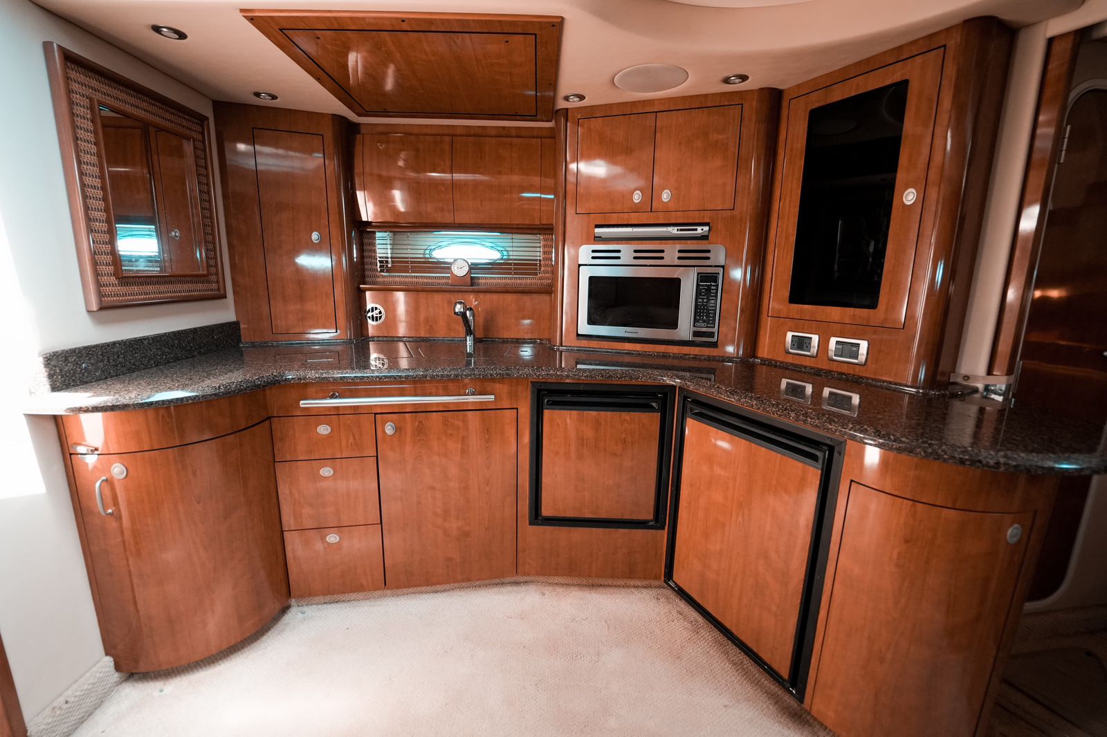 Calypso 44ft | Lujo Moderno y Estilo para 15 Pasajeros