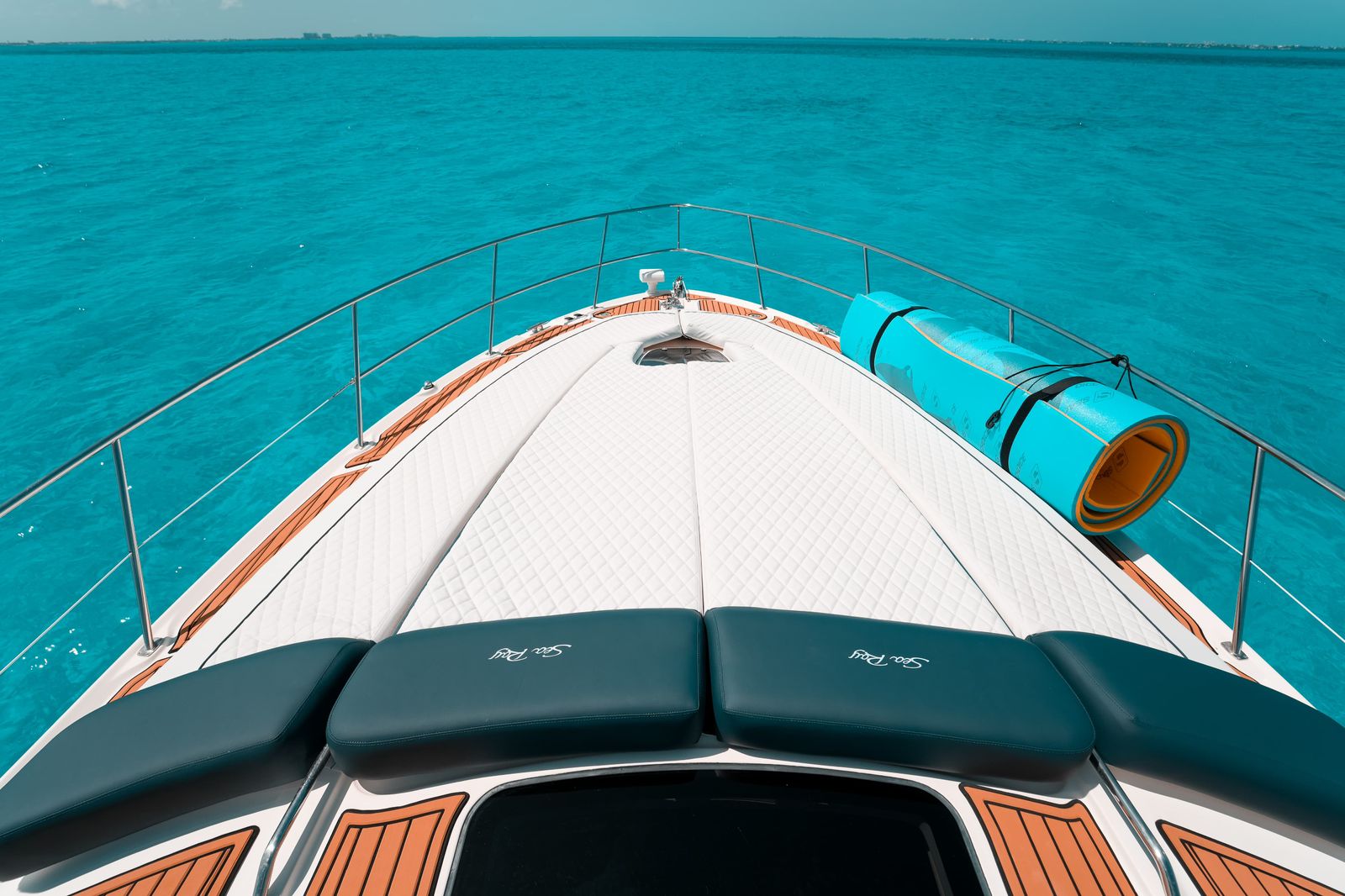 Calypso 44ft | Lujo Moderno y Estilo para 15 Pasajeros