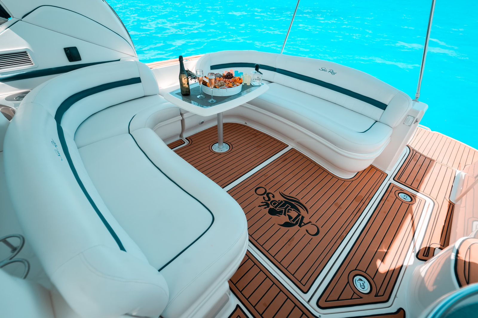 Calypso 44ft | Lujo Moderno y Estilo para 15 Pasajeros