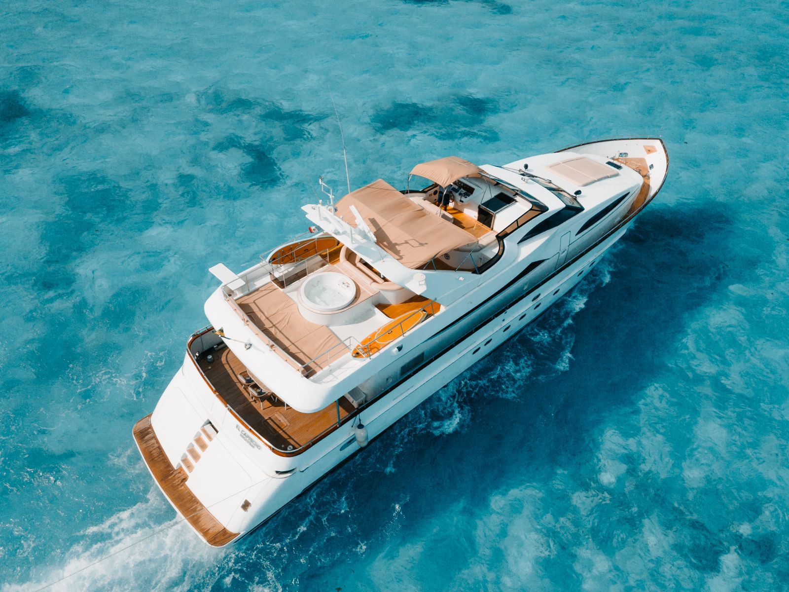 El Capricho 100ft | La Máxima Experiencia de Lujo con Jacuzzi para 20 Pasajeros