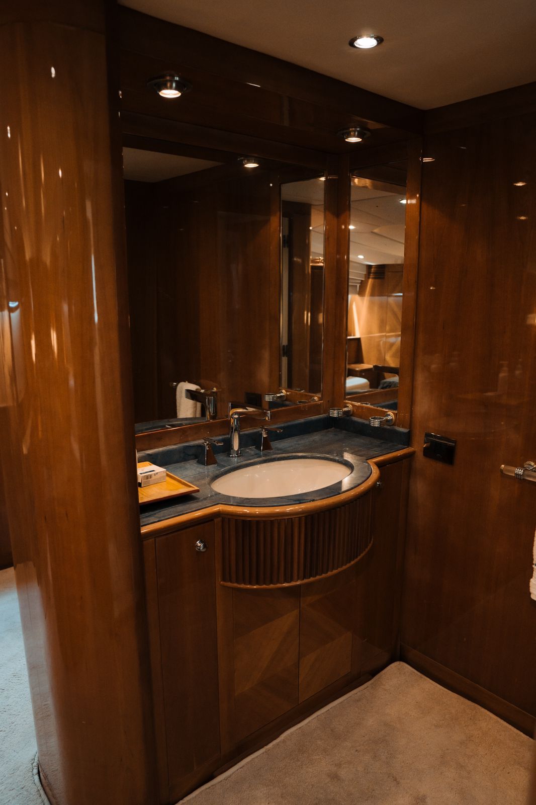 El Capricho 100ft | La Máxima Experiencia de Lujo con Jacuzzi para 20 Pasajeros