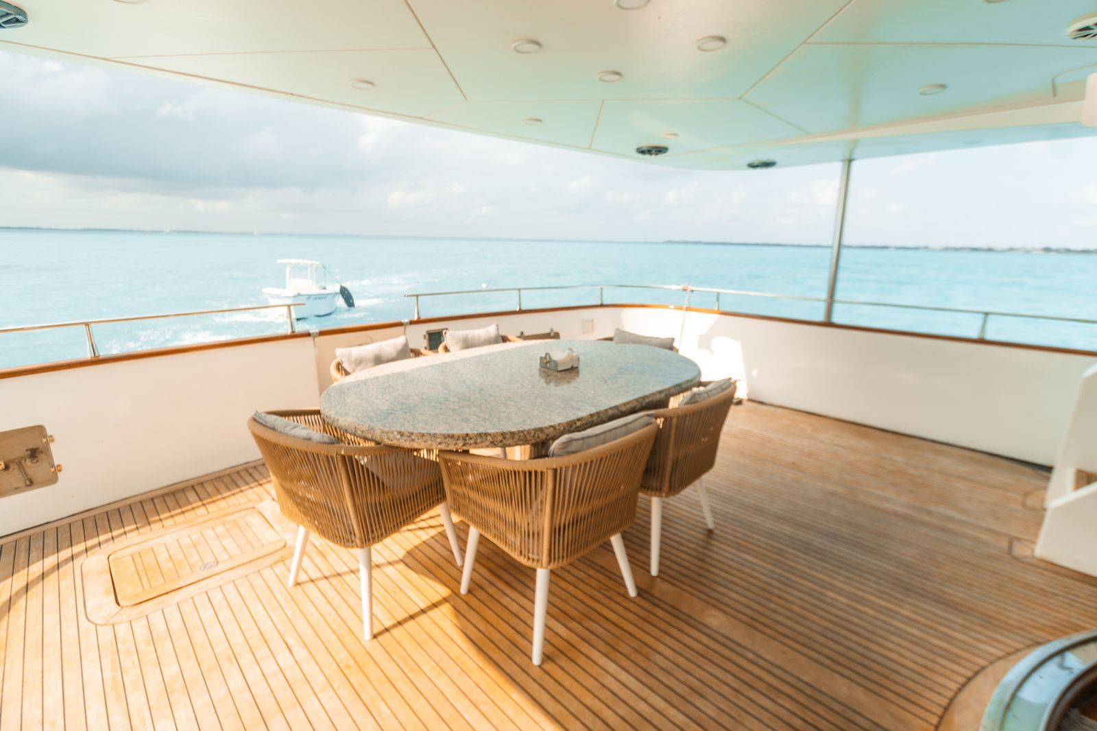 El Capricho 100ft | La Máxima Experiencia de Lujo con Jacuzzi para 20 Pasajeros