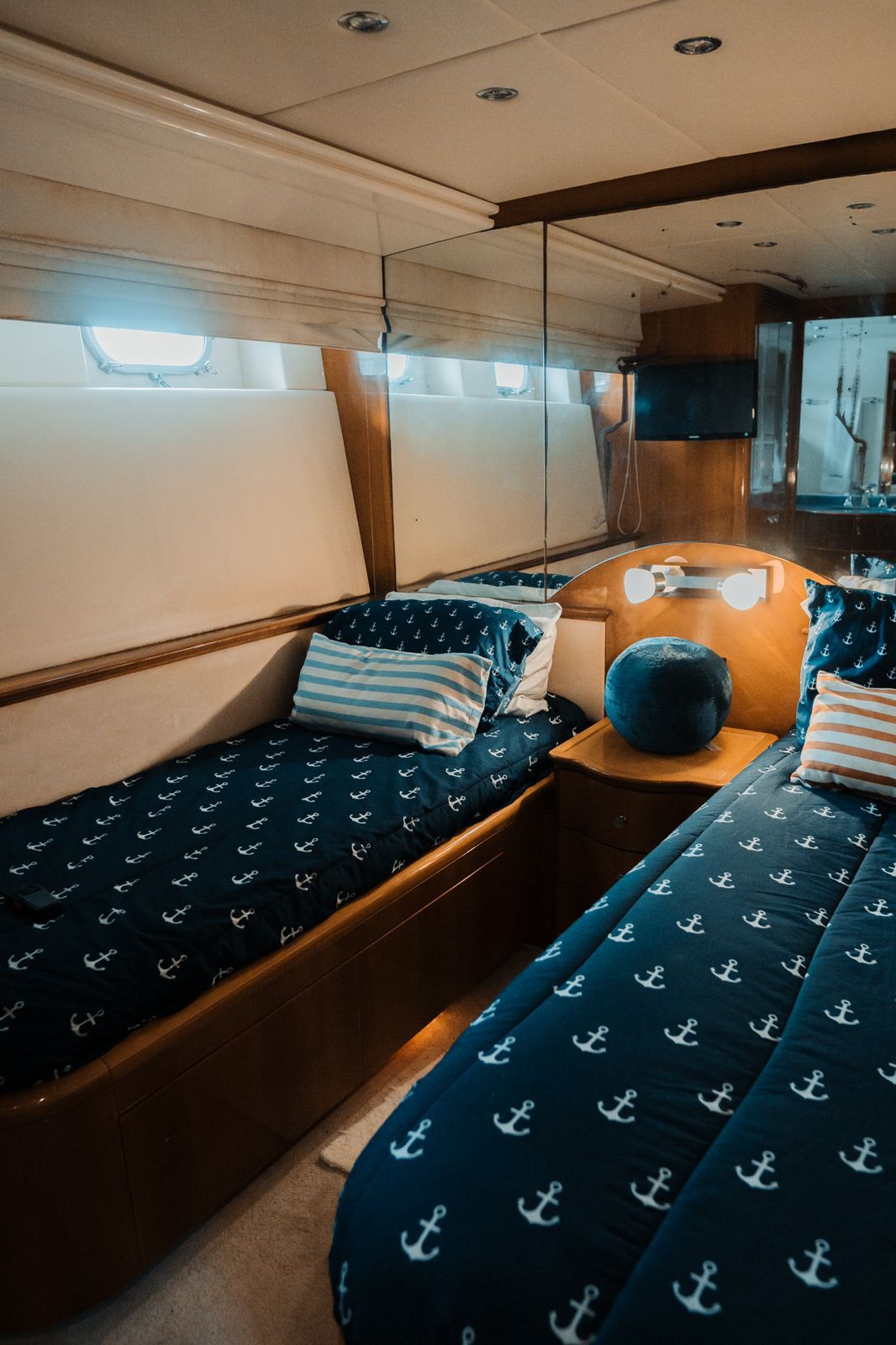 El Capricho 100ft | La Máxima Experiencia de Lujo con Jacuzzi para 20 Pasajeros