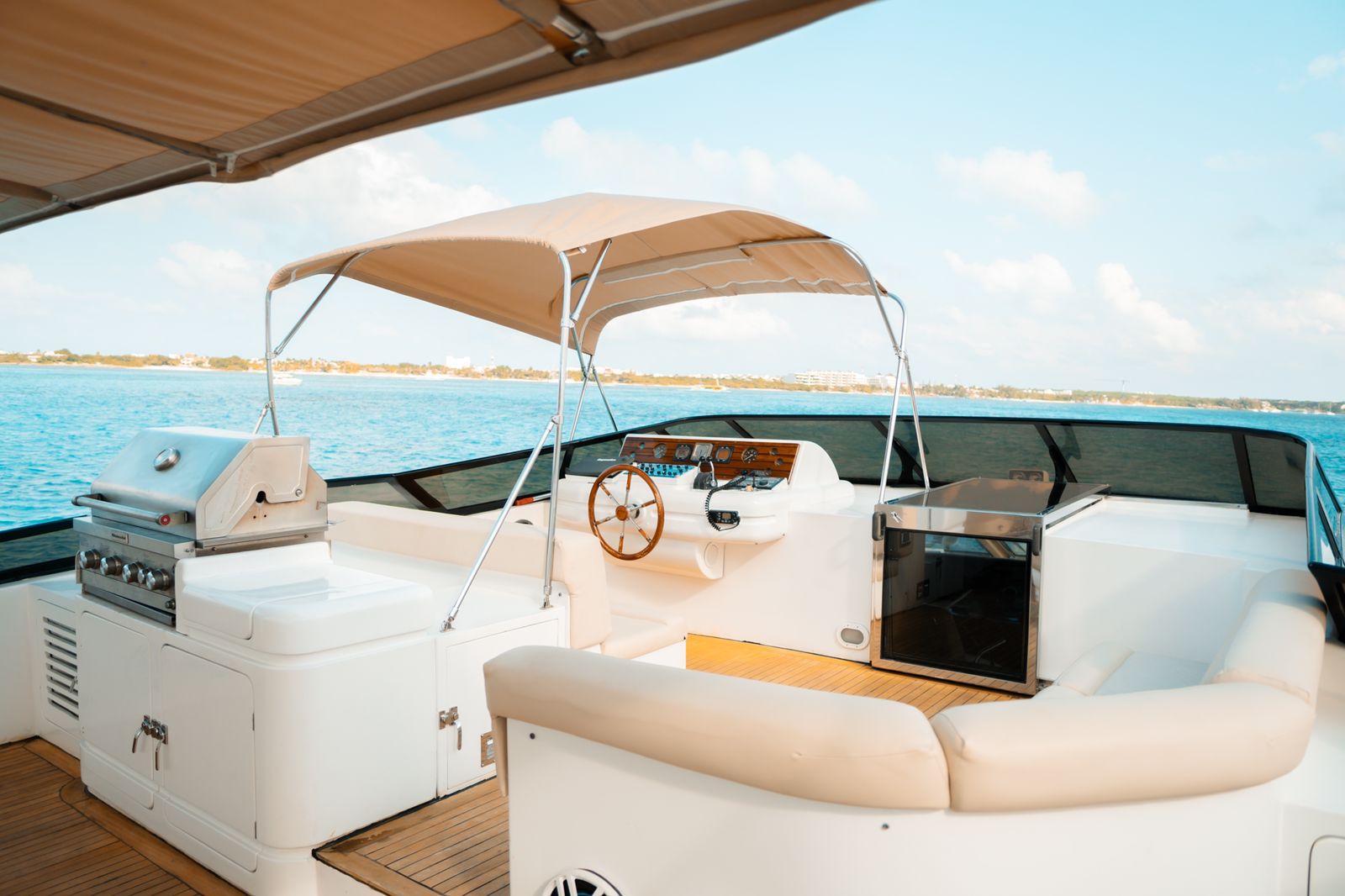 El Capricho 100ft | La Máxima Experiencia de Lujo con Jacuzzi para 20 Pasajeros