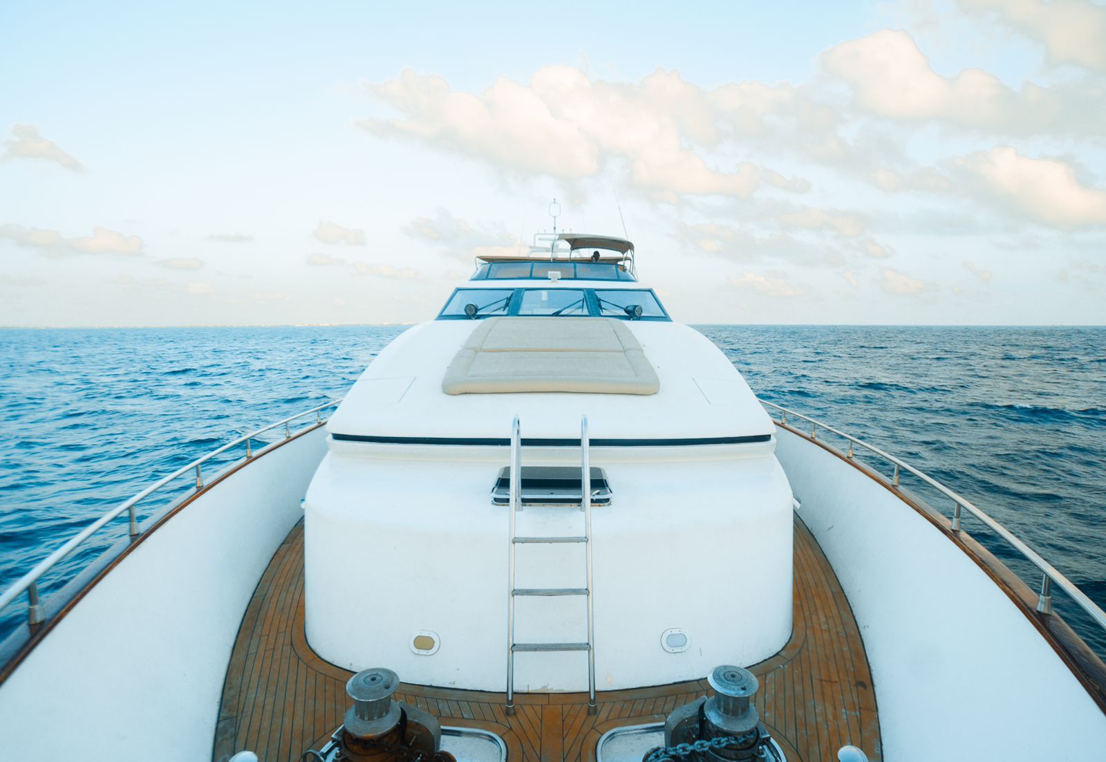El Capricho 100ft | La Máxima Experiencia de Lujo con Jacuzzi para 20 Pasajeros