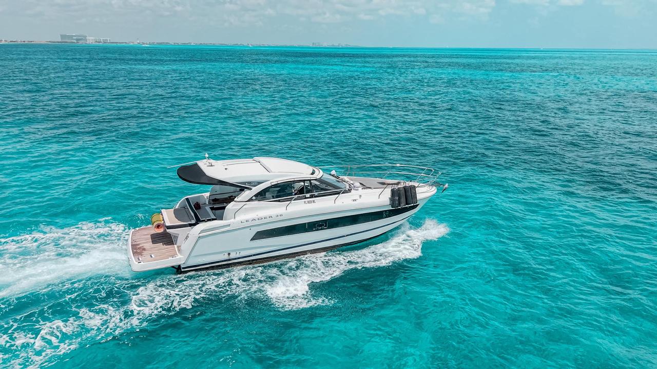 Leader 36ft | Sofisticación Moderna para 10 Pasajeros