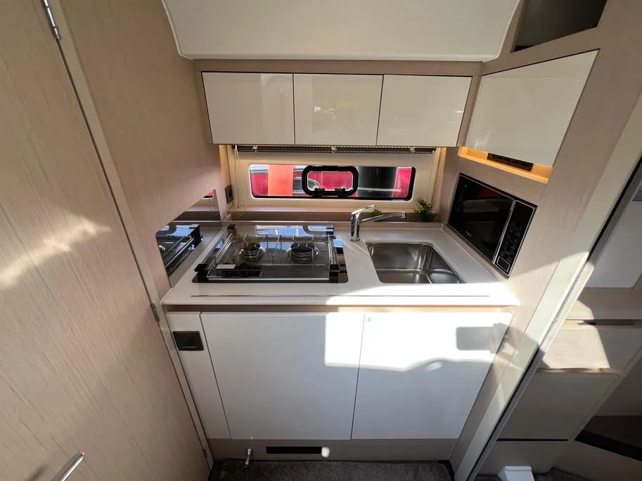 Leader 36ft | Sofisticación Moderna para 10 Pasajeros