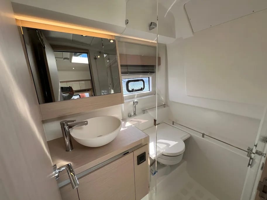 Leader 36ft | Sofisticación Moderna para 10 Pasajeros
