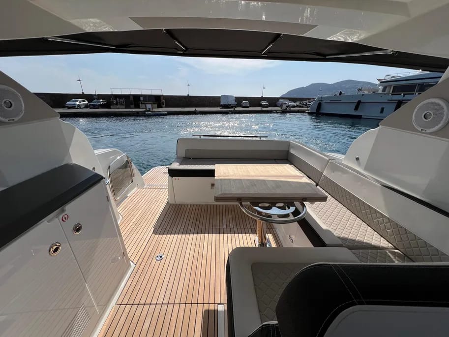 Leader 36ft | Sofisticación Moderna para 10 Pasajeros