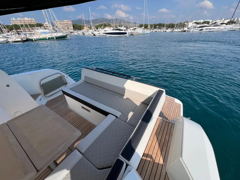 Leader 36ft | Sofisticación Moderna para 10 Pasajeros