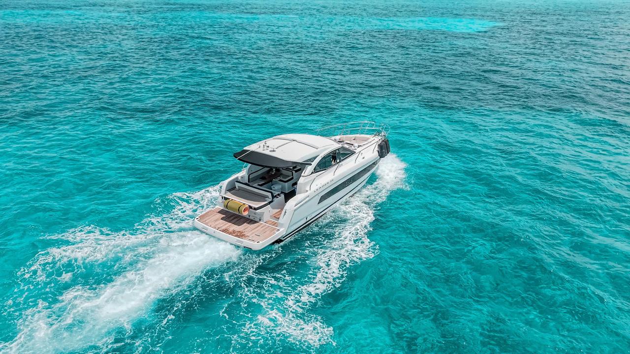 Leader 36ft | Sofisticación Moderna para 10 Pasajeros