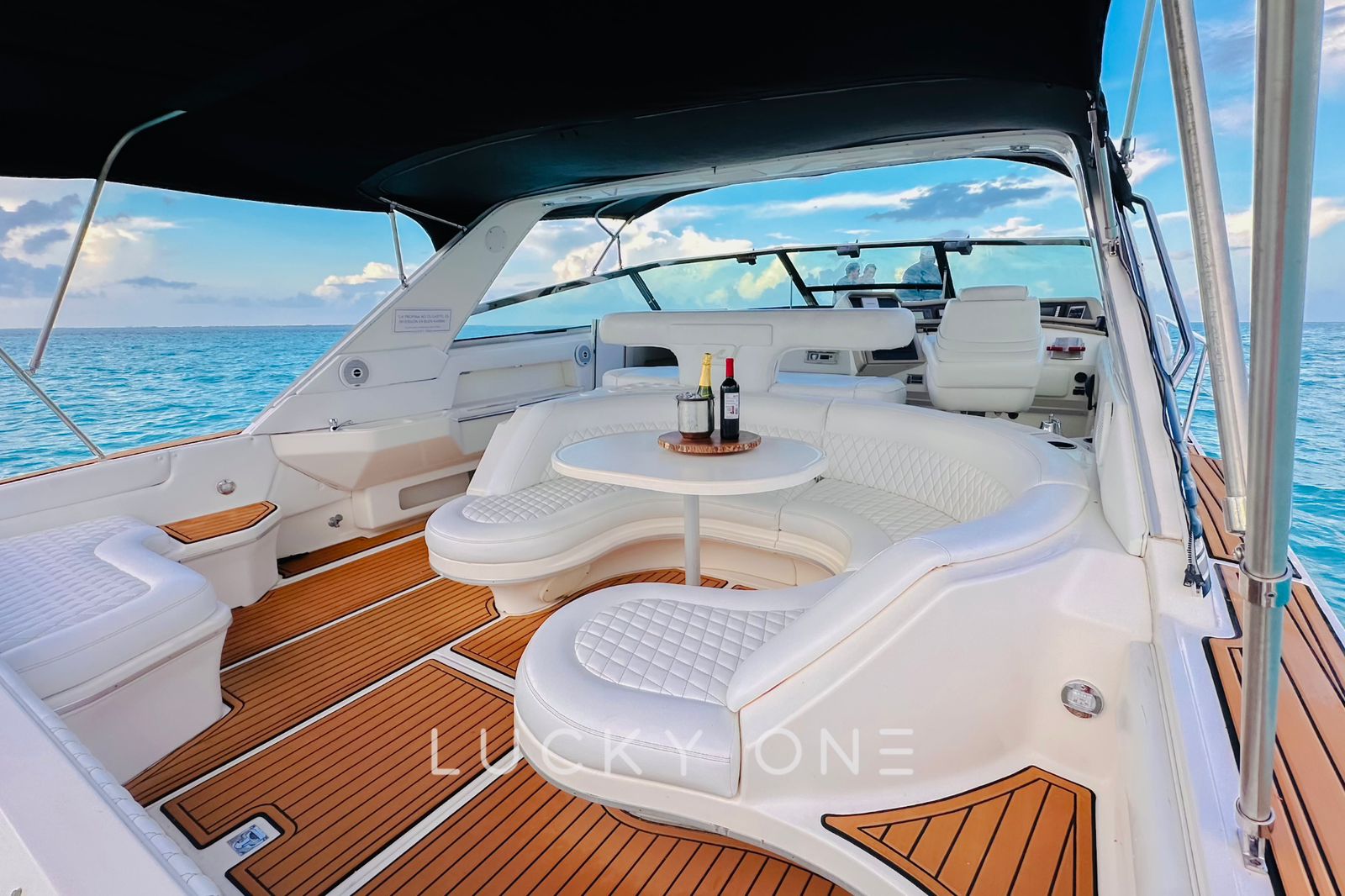 Lucky One 68ft | Diseño Deportivo y Gigante para 20 Pasajeros