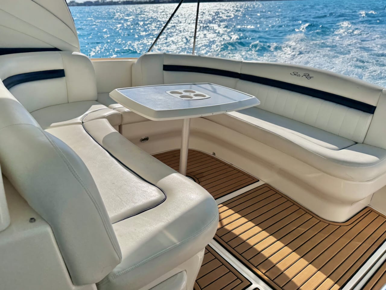 Strange Love 42ft | Estilo Único y Azul para 15 Pasajeros